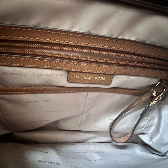 Michael Kors Jet Set Medium Tote Bag - Picture 4 of 8